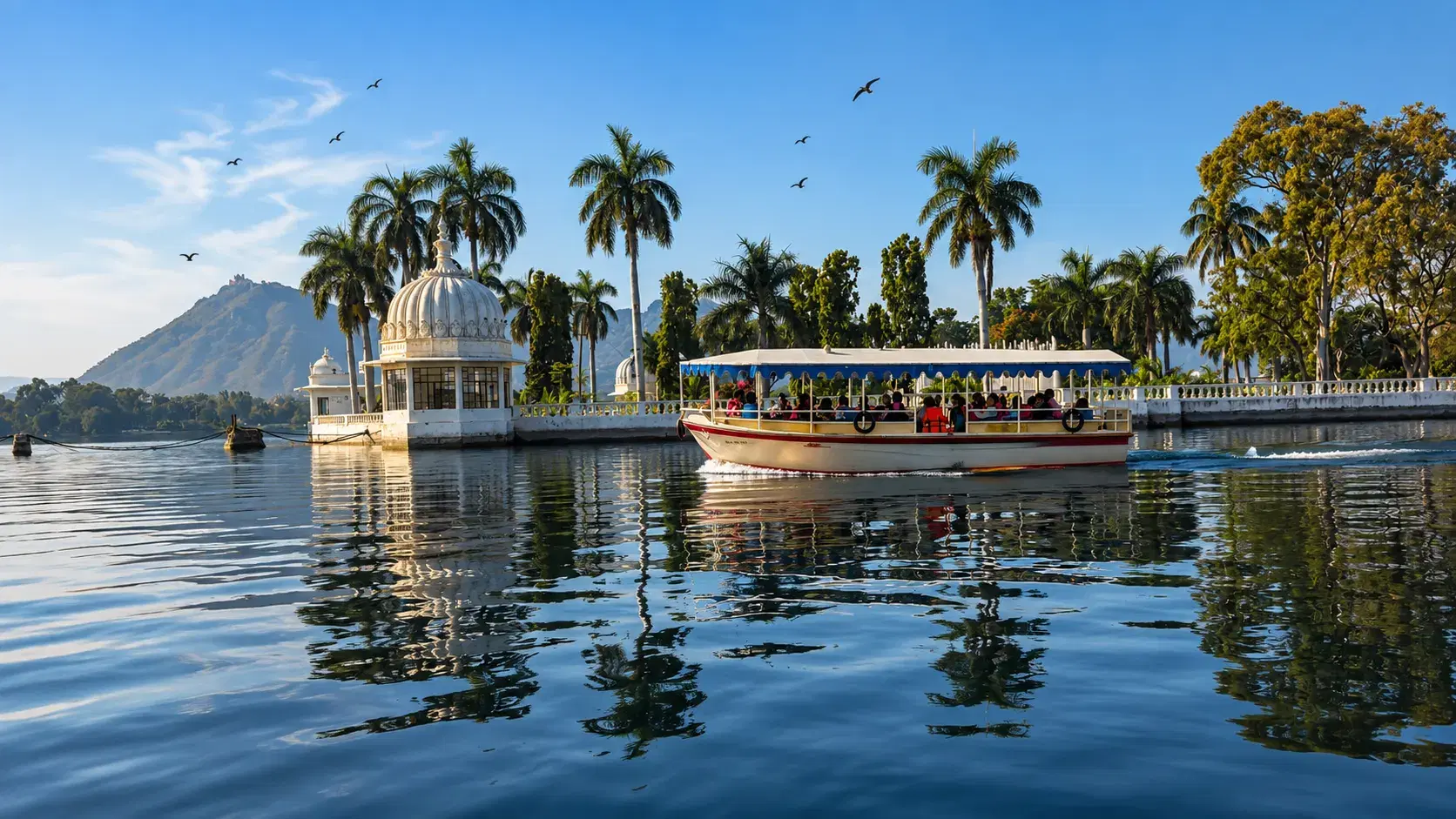 Fateh Sagar Lake and the surrounding Aravalli hills